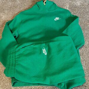 Boys green Nike sweatsuit:XL